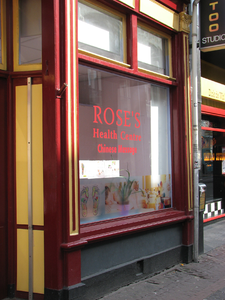 820931 Gezicht op de winkelpui van Rose's Health Centre (Chinese massage, Voorstraat 70) te Utrecht.